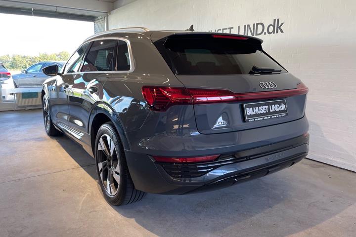 Grå Audi Q8 e-tron fra 2023