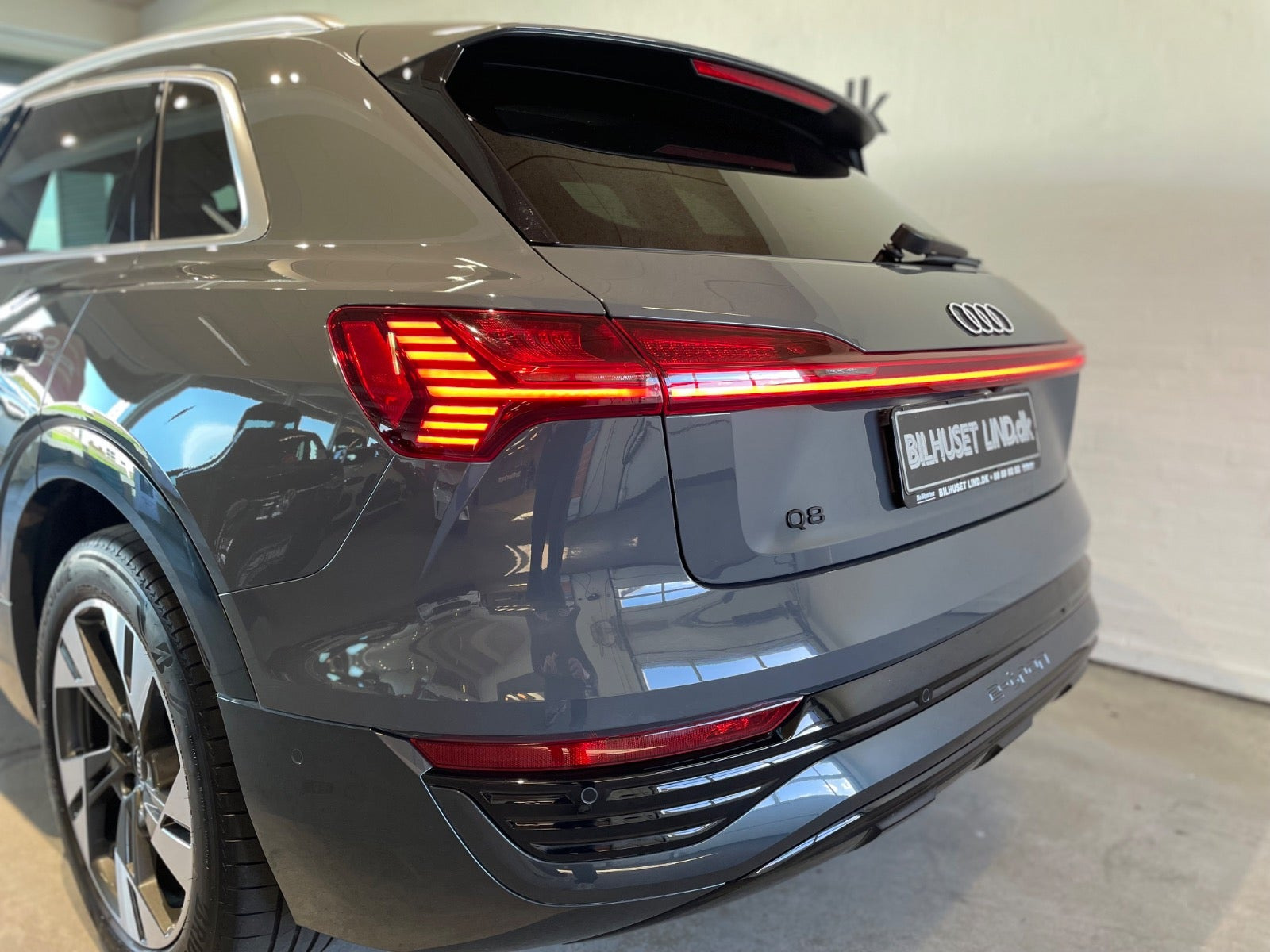 Grå Audi Q8 e-tron fra 2023