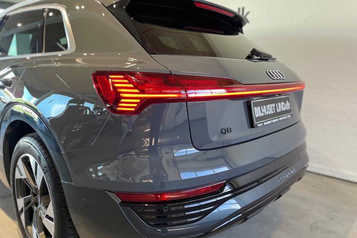 Grå Audi Q8 e-tron fra 2023