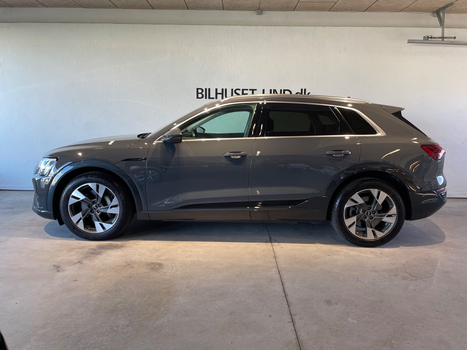 Grå Audi Q8 e-tron fra 2023