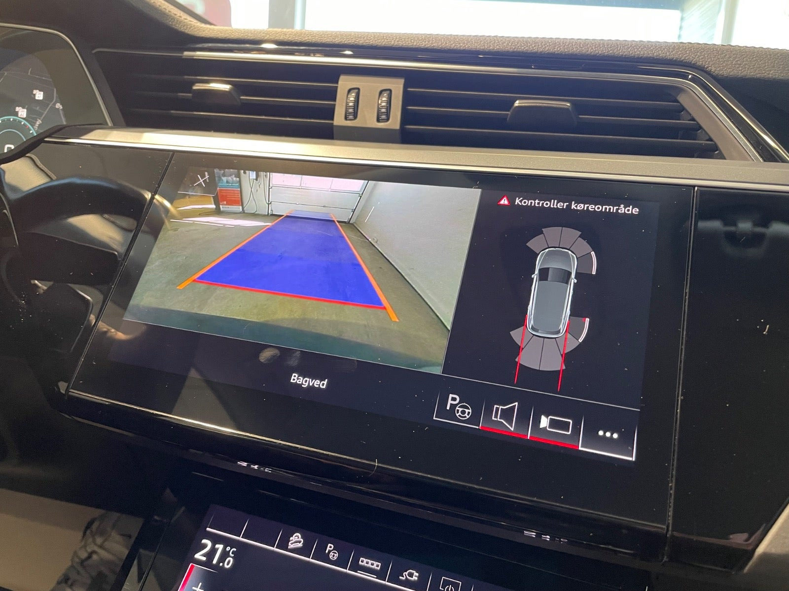 Grå Audi Q8 e-tron fra 2023