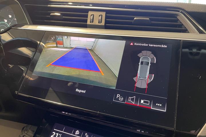 Grå Audi Q8 e-tron fra 2023