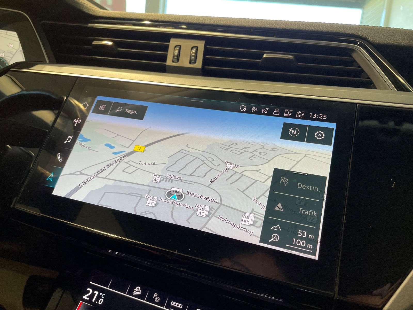 Grå Audi Q8 e-tron fra 2023