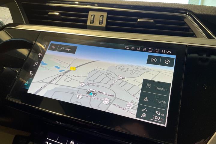 Grå Audi Q8 e-tron fra 2023