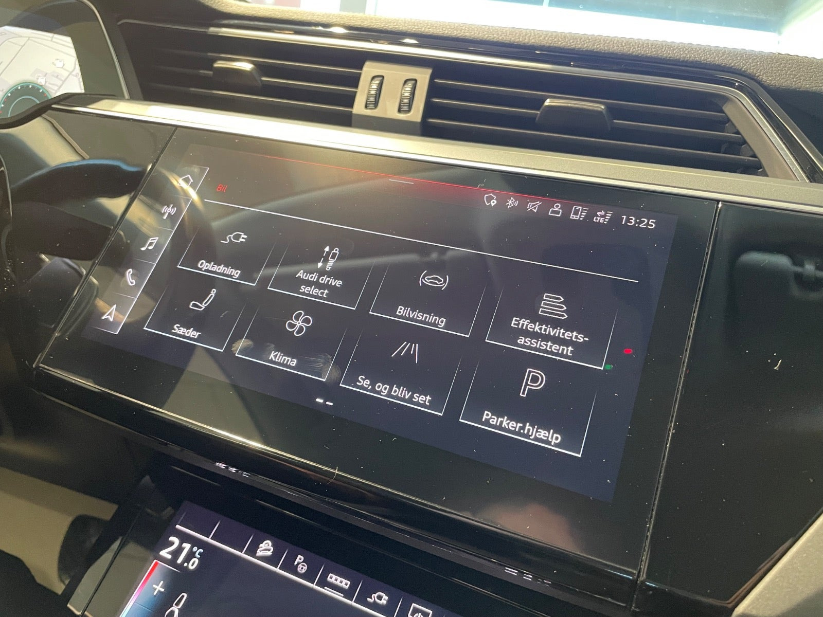 Grå Audi Q8 e-tron fra 2023