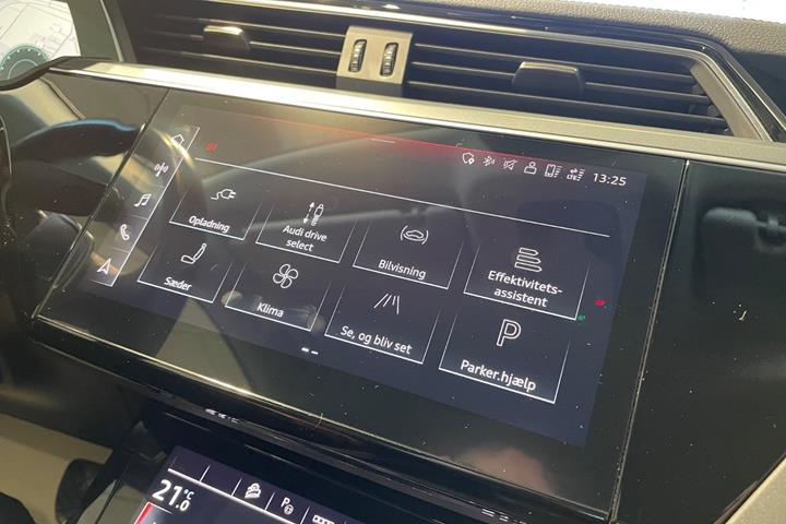 Grå Audi Q8 e-tron fra 2023