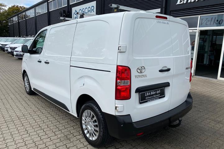 Hvid Toyota ProAce fra 2021