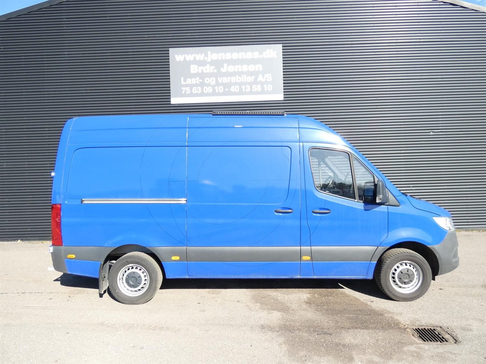 Hvid Mercedes Sprinter 317 fra 2024