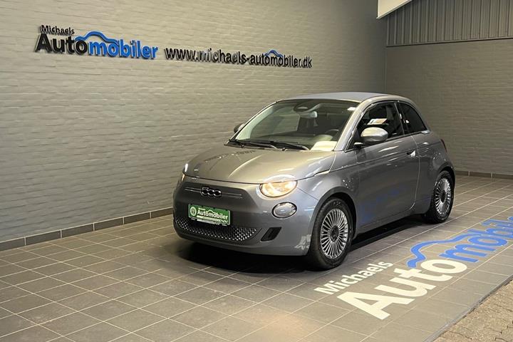 Grå Fiat 500e fra 2023