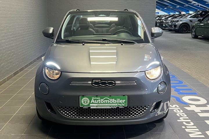 Grå Fiat 500e fra 2023