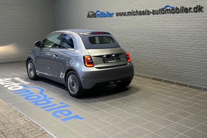 Grå Fiat 500e fra 2023