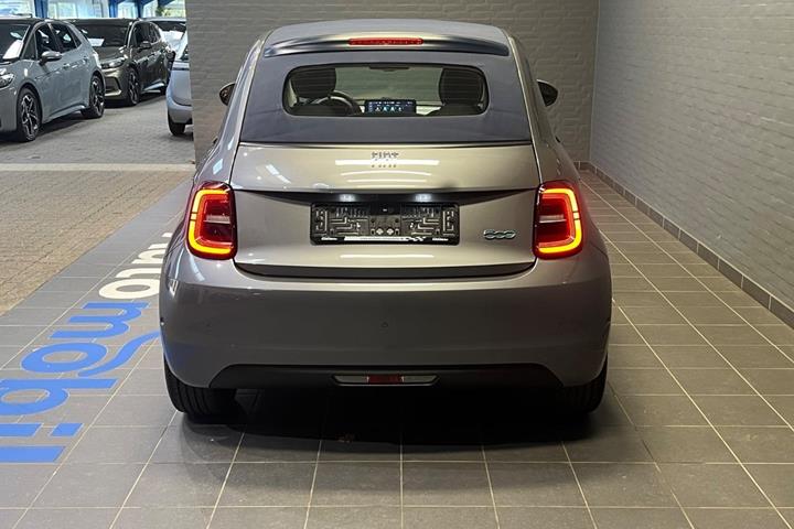 Grå Fiat 500e fra 2023