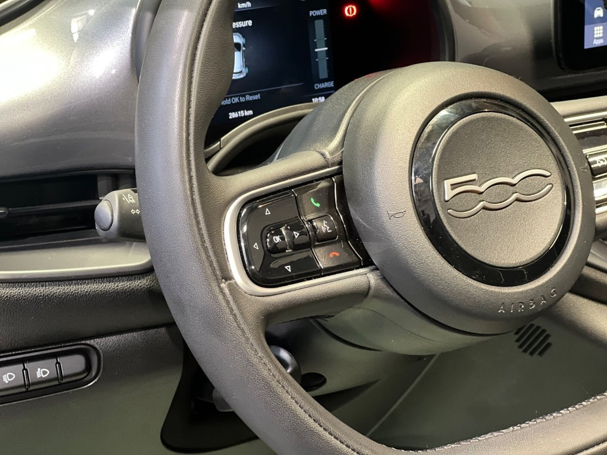 Grå Fiat 500e fra 2023
