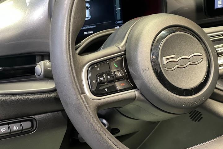 Grå Fiat 500e fra 2023