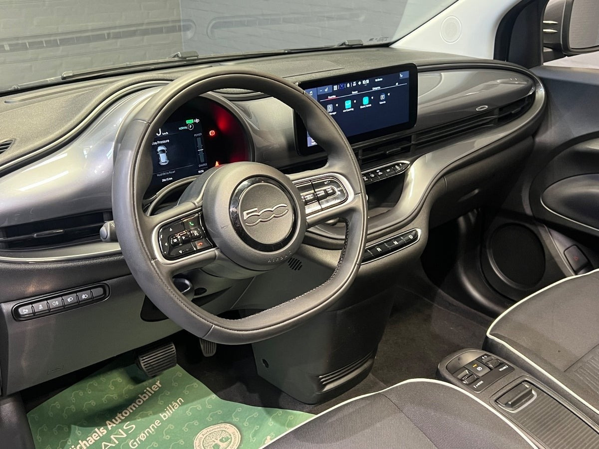 Grå Fiat 500e fra 2023