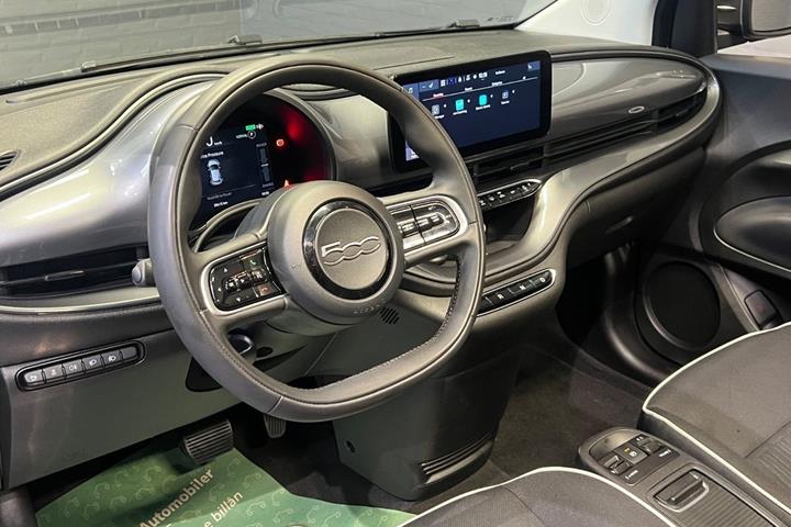 Grå Fiat 500e fra 2023