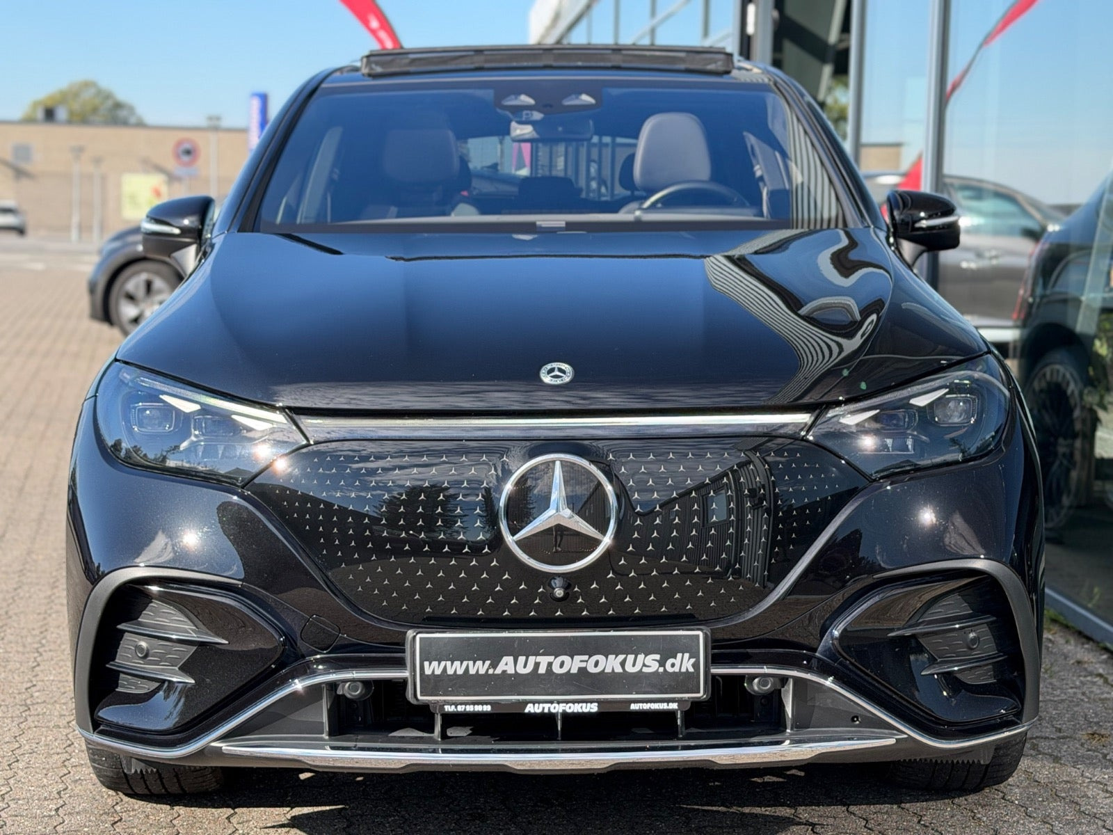 Sort Mercedes EQE350 SUV fra 2024