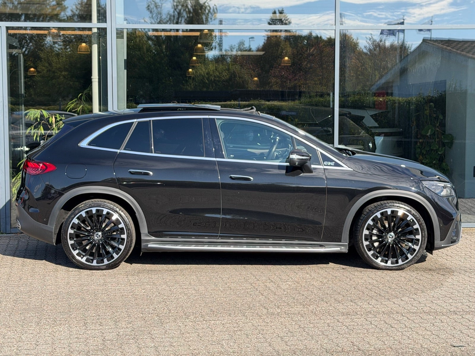 Sort Mercedes EQE350 SUV fra 2024