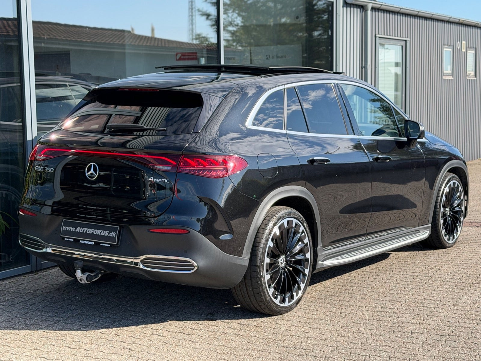 Sort Mercedes EQE350 SUV fra 2024