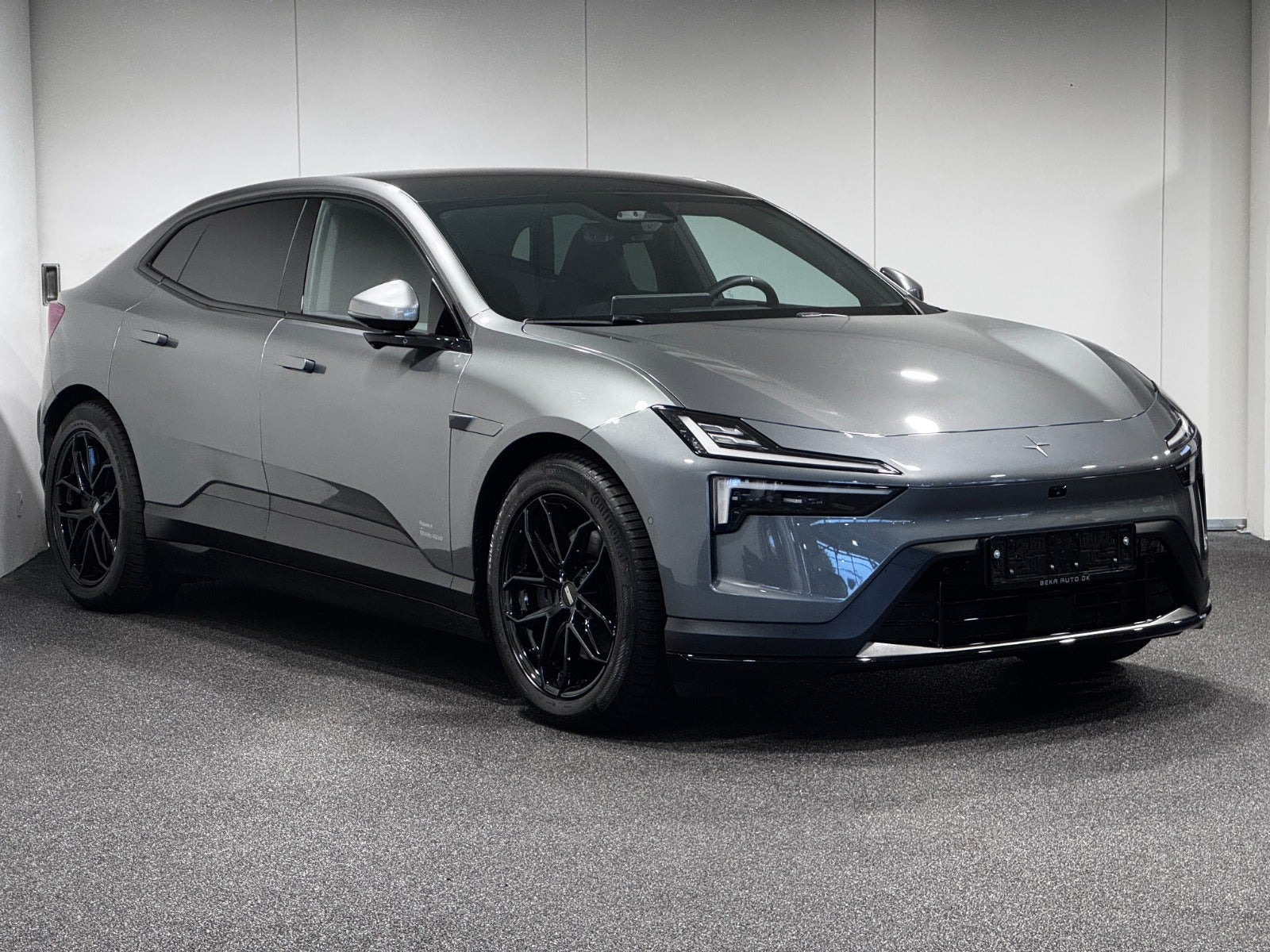 Grå Polestar 4 fra 2025