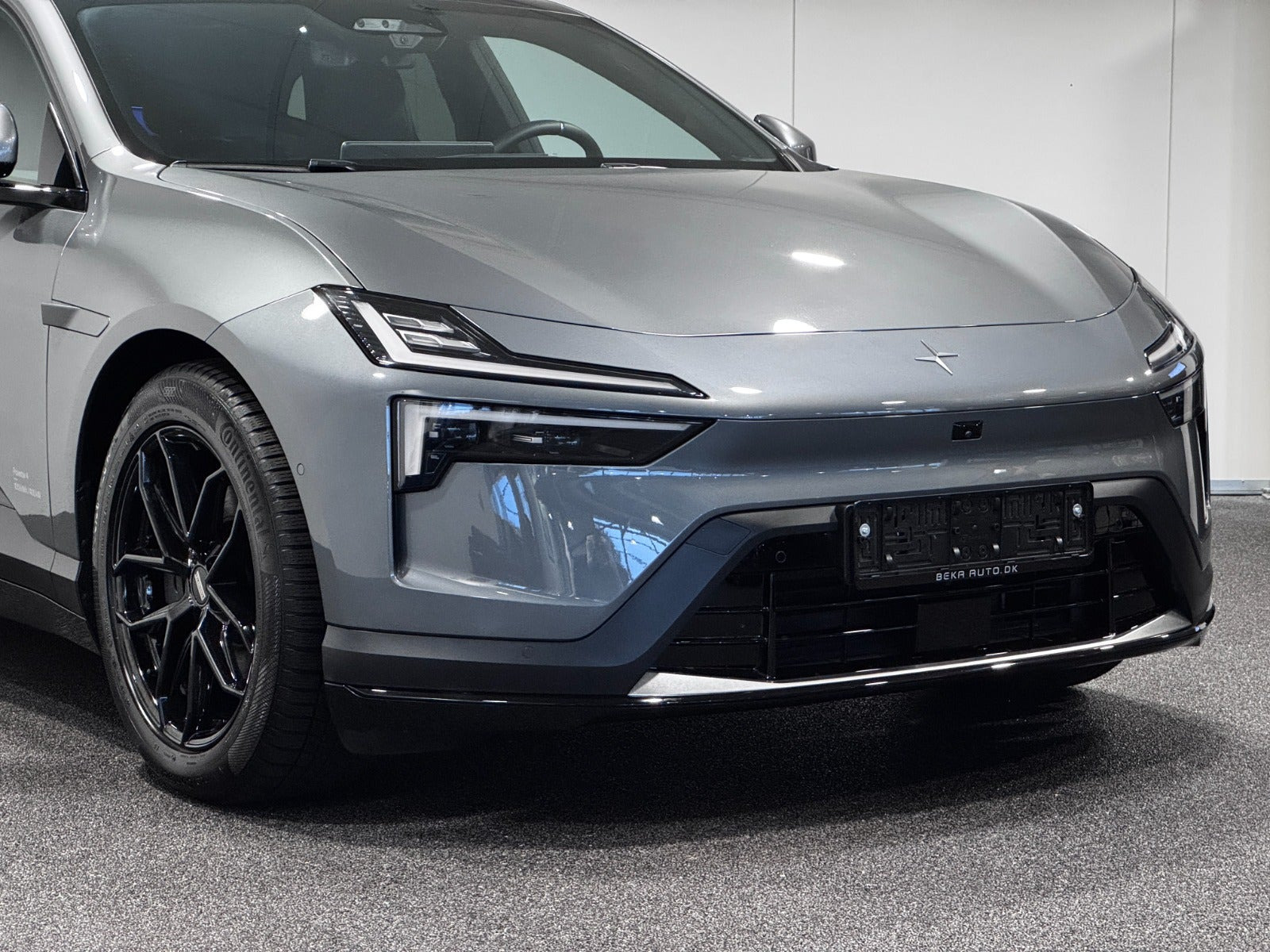 Grå Polestar 4 fra 2025