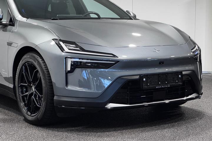 Grå Polestar 4 fra 2025