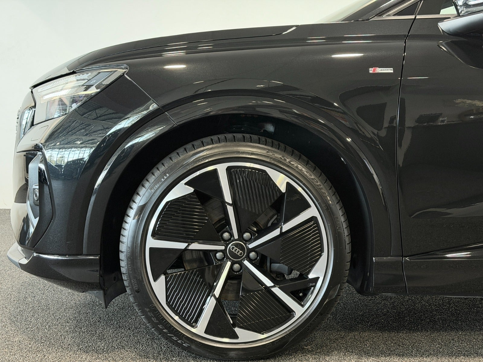 Sort Audi Q4 e-tron fra 2024