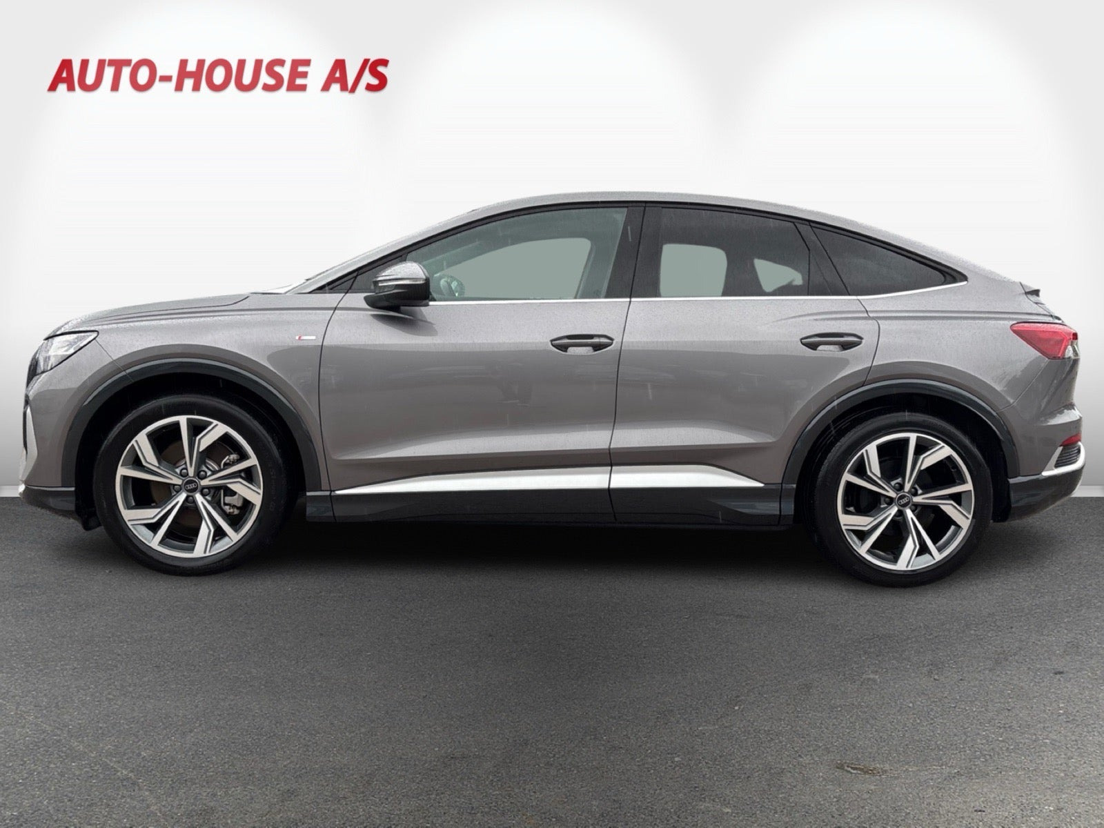 Grå Audi Q4 e-tron fra 2024