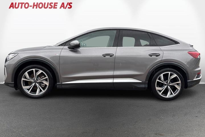Grå Audi Q4 e-tron fra 2024