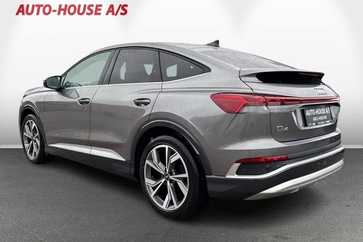 Grå Audi Q4 e-tron fra 2024