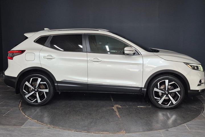 Hvid Nissan Qashqai fra 2017