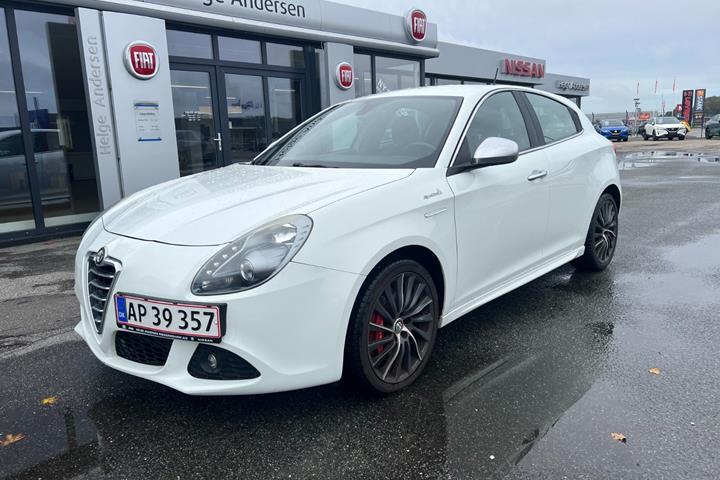 Hvid Alfa Romeo Giulietta fra 2011
