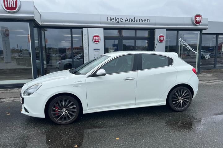 Hvid Alfa Romeo Giulietta fra 2011