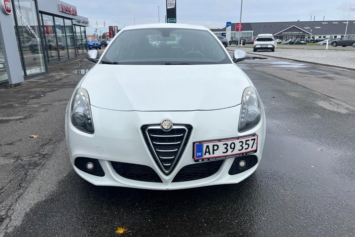 Hvid Alfa Romeo Giulietta fra 2011