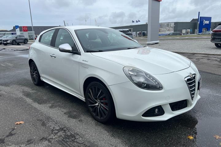 Hvid Alfa Romeo Giulietta fra 2011