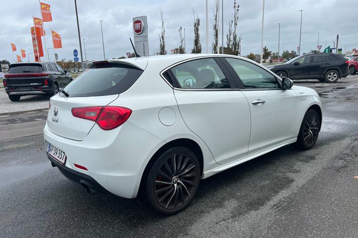 Hvid Alfa Romeo Giulietta fra 2011