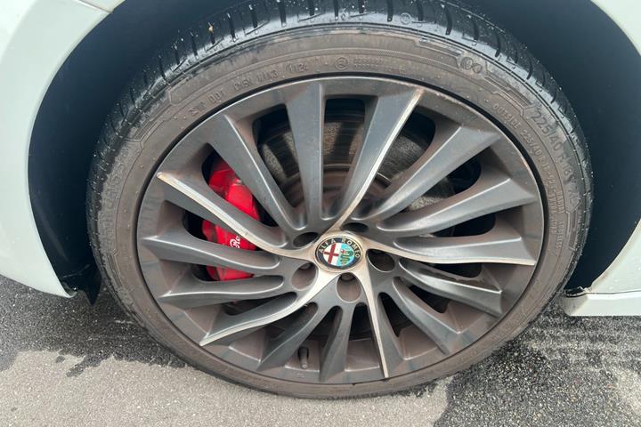 Hvid Alfa Romeo Giulietta fra 2011