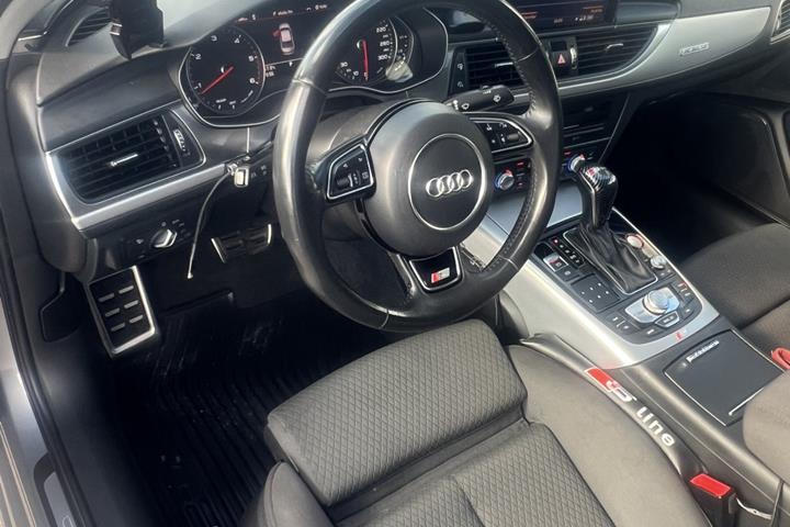 Grå Audi A6 fra 2016