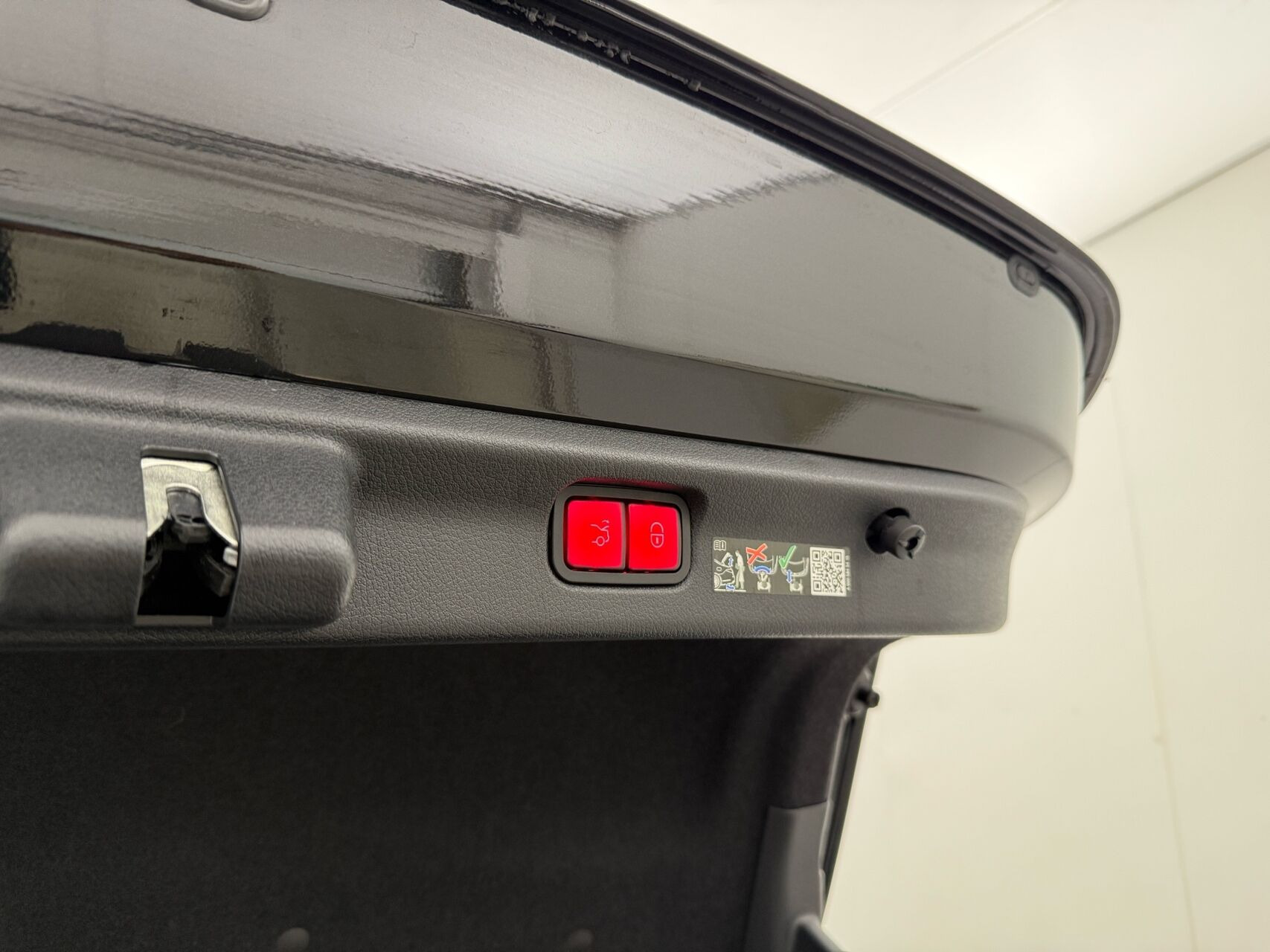 Sort Mercedes EQE350 fra 2024