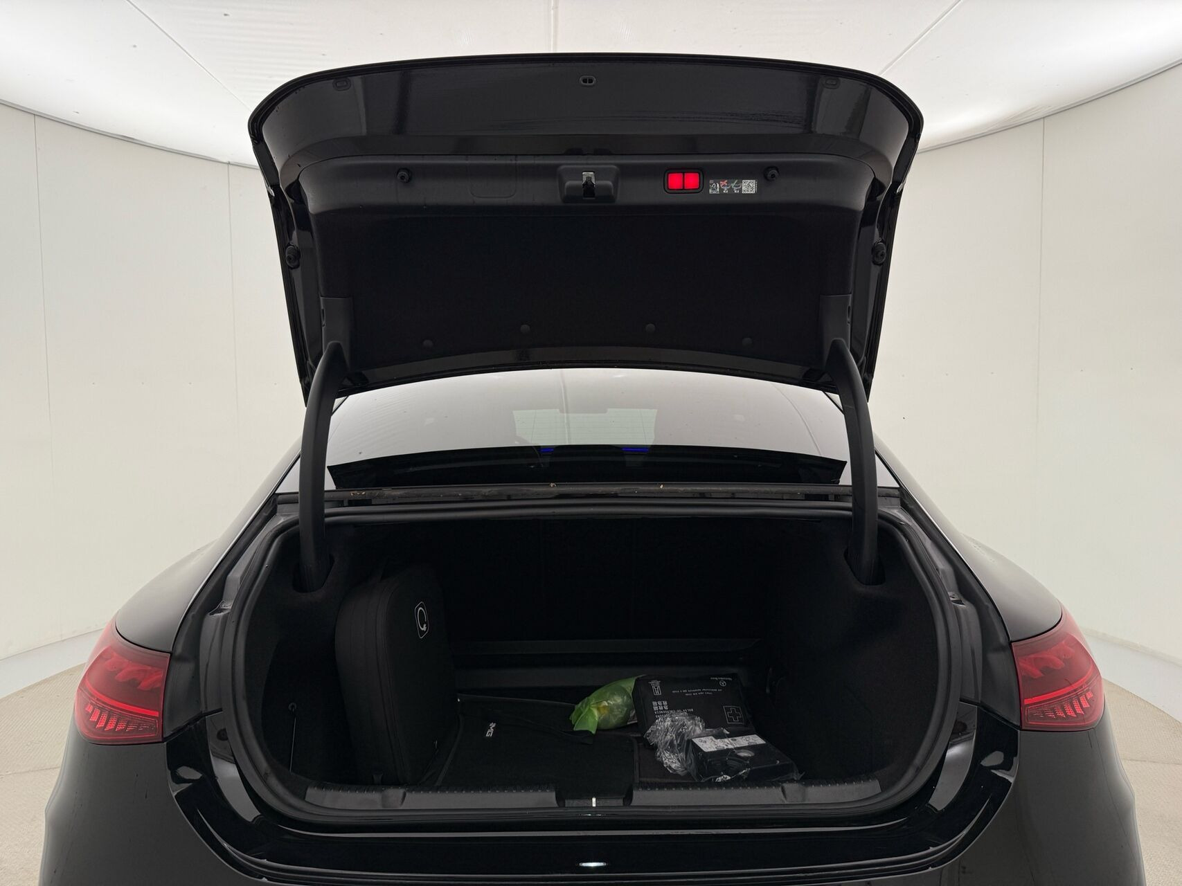 Sort Mercedes EQE350 fra 2024