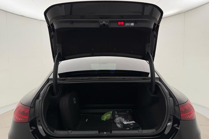 Sort Mercedes EQE350 fra 2024