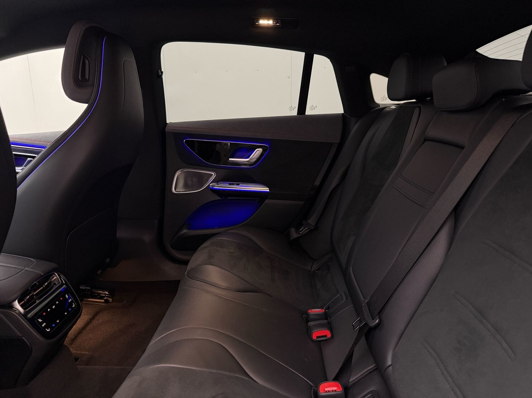 Sort Mercedes EQE350 fra 2024