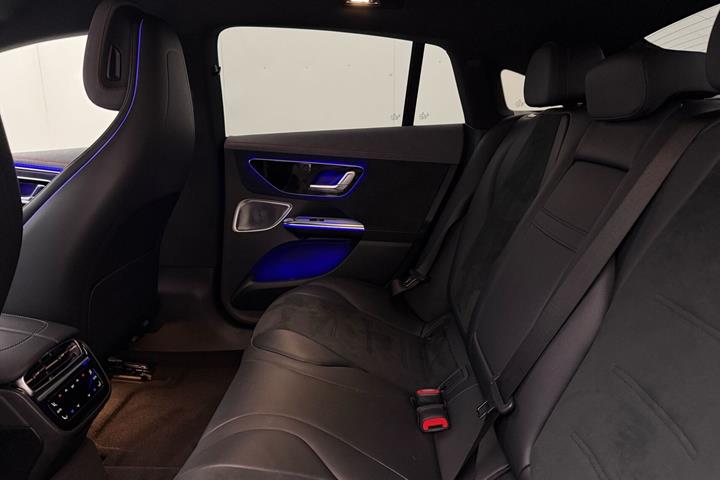 Sort Mercedes EQE350 fra 2024