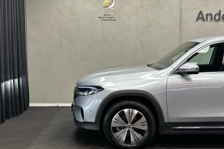 Sølv Mercedes EQB250+ fra 2025