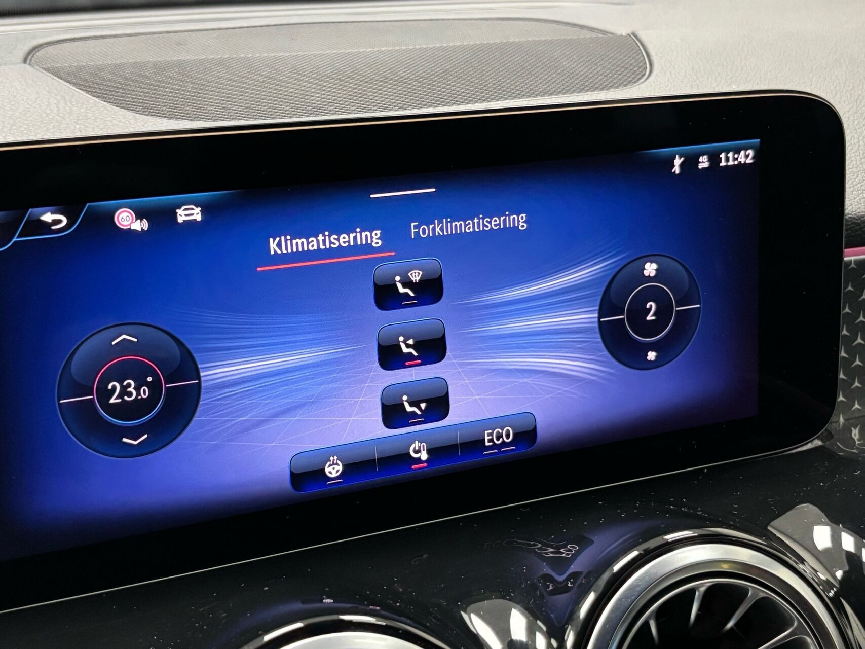 Sølv Mercedes EQB250+ fra 2025