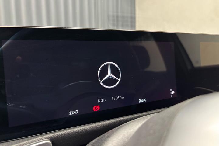 Sølv Mercedes EQB250+ fra 2025
