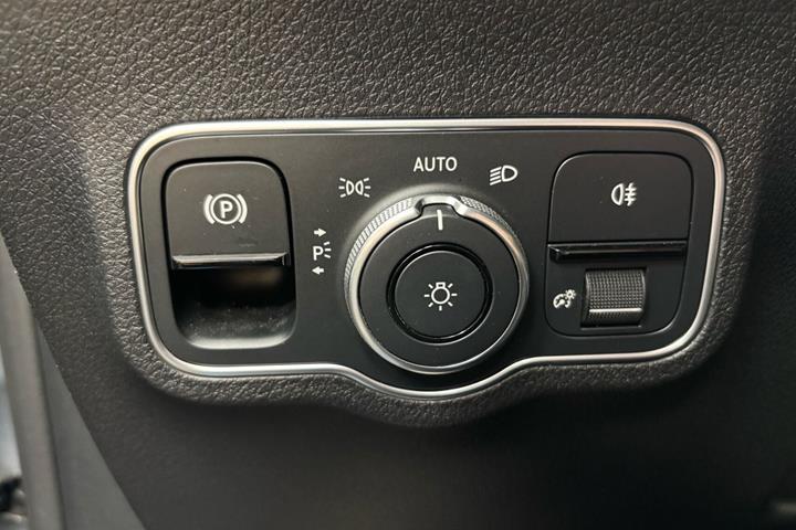 Sølv Mercedes EQB250+ fra 2025