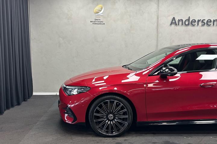 Rød Mercedes CLA250+ fra 2025