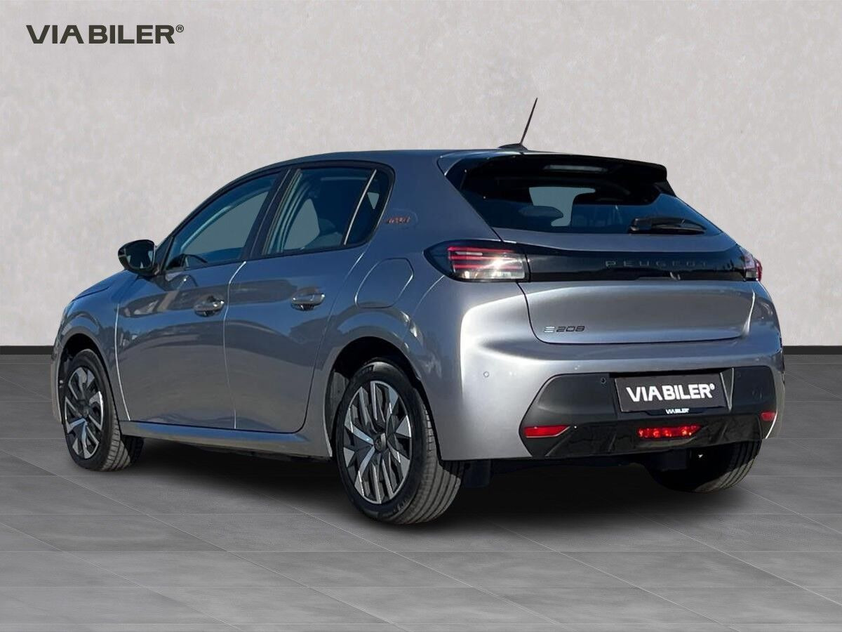 Sølv Peugeot e-208 fra 2025