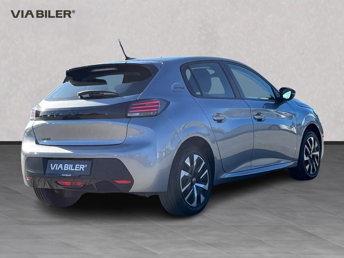 Sølv Peugeot e-208 fra 2025